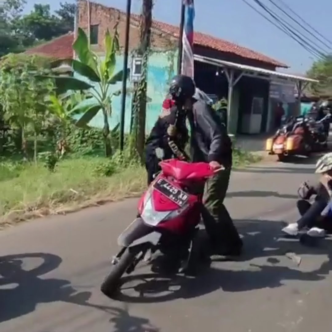 Senggol Pemotor Perempuan, Moge “Nyungsep” ke Parit