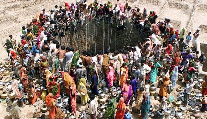 Penduduk Desa India Terpaksa Minum Air Kotor