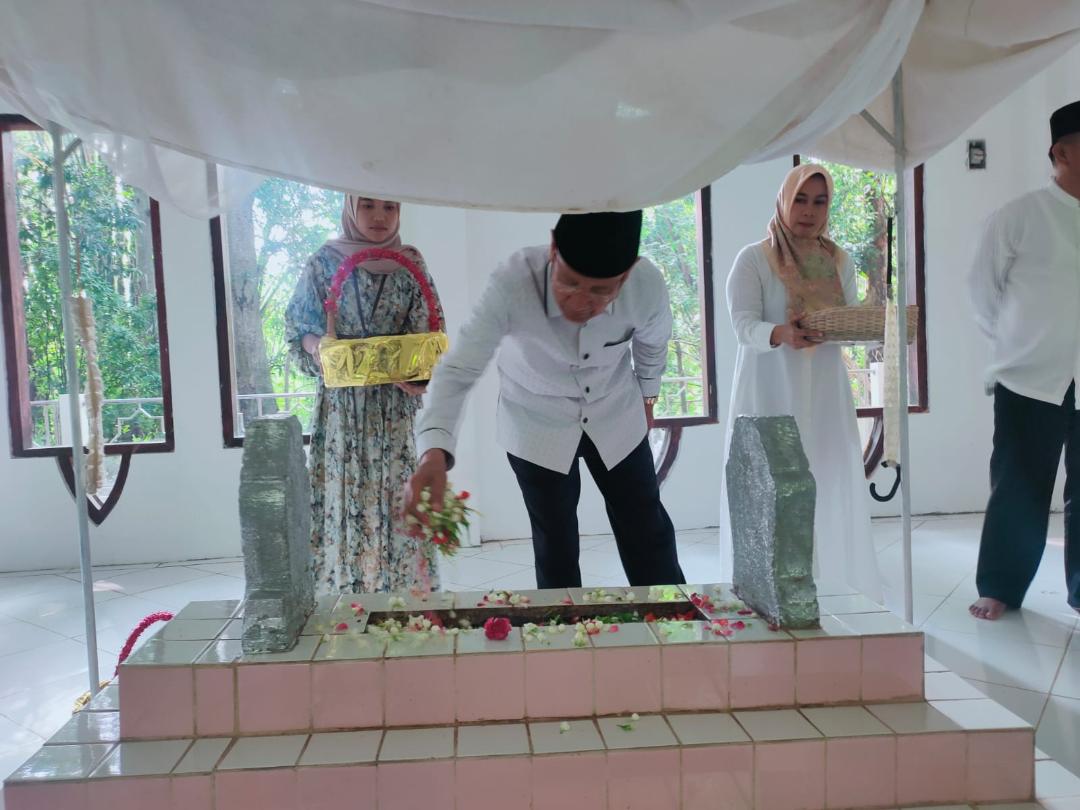 Jelang Hari Jadi, Bupati Majalengka Ziarah ke Makam Leluhur Jelang Hari Jadi, Bupati Majalengka Ziarah ke Makam Leluhur