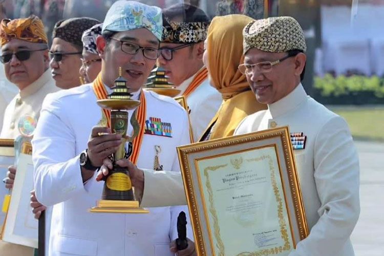 Bupati Majalengka Diganjar Penghargaan Adminduk