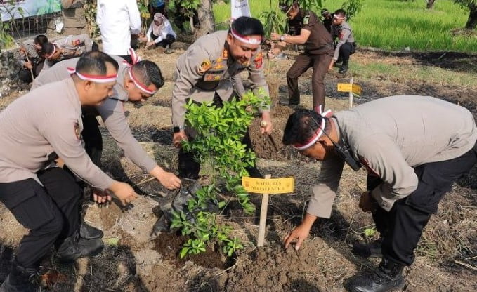 Polres Majalengka Gelar Aksi Tanam Pohon