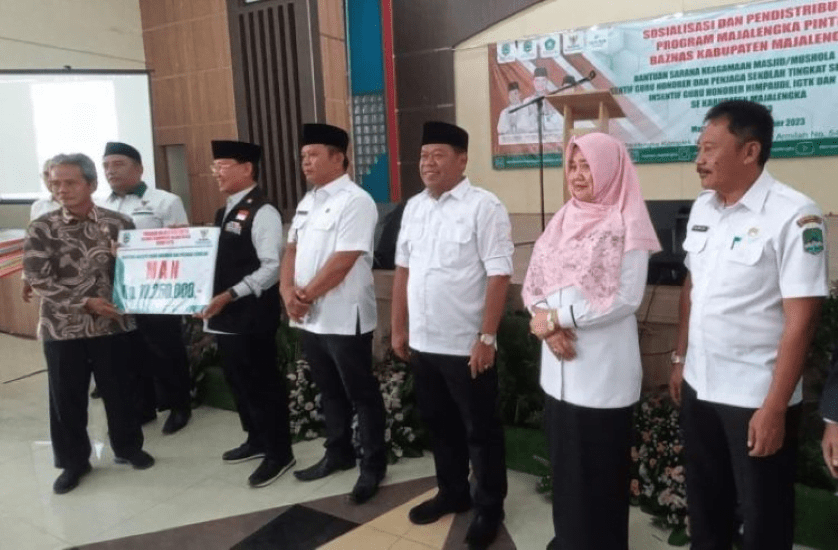 Baznas Salurkan Bantuan Program “Majalengka Pinter”