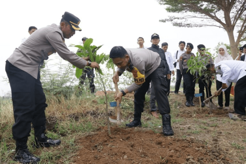 Polres Majalengka Realisasikan Program 10 Juta Pohon