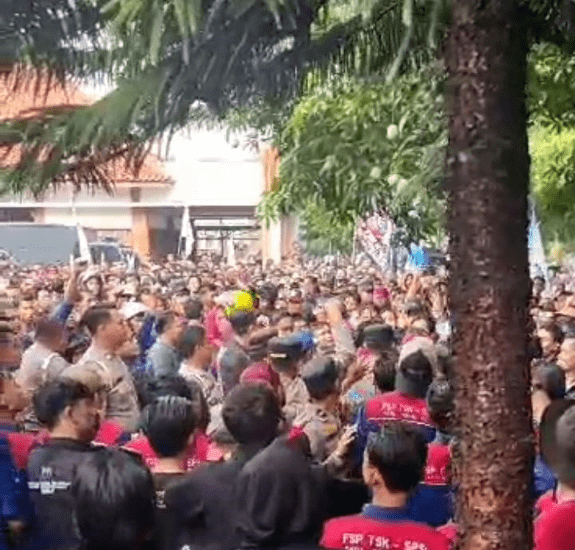 Demo lagi, Buruh Majalengka Minta Kenaikan UMK Setara KHL Demo lagi, Buruh Majalengka Minta Kenaikan UMK Setara KHL