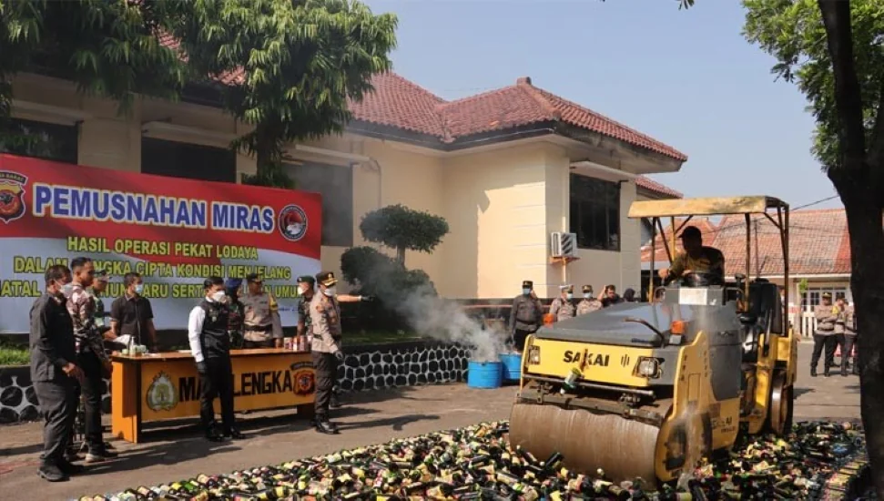 Ribuan Botol Miras Dimusnahkan