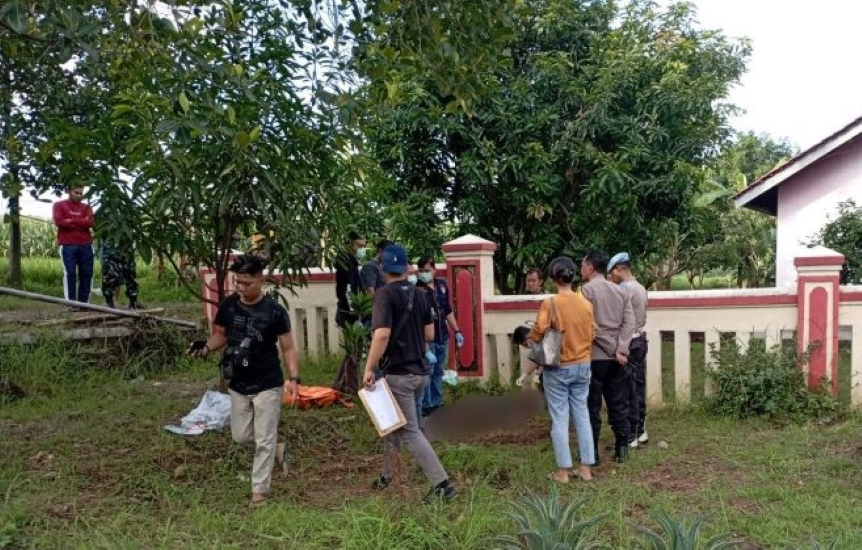 Polisi Selidiki Penemuan Mayat Berhelm Merah Polisi Selidiki Penemuan Mayat Berhelm Merah