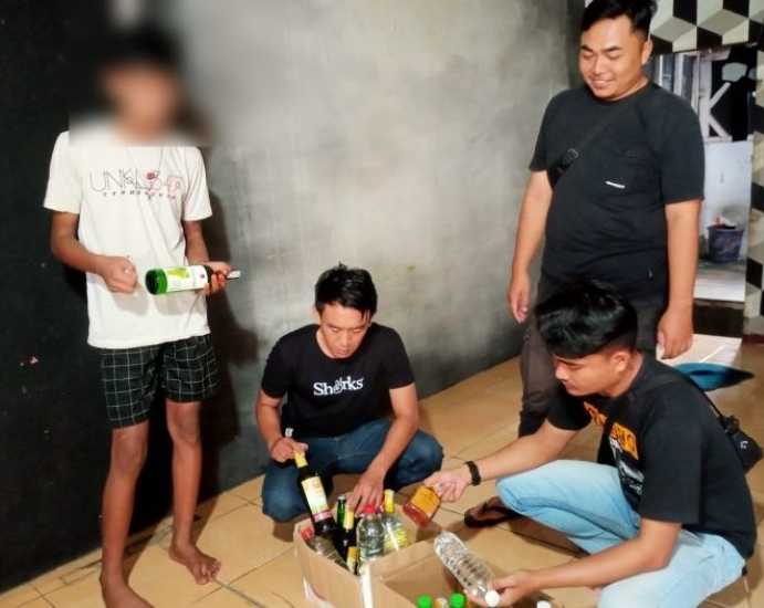 Bulan Ramadan Polisi Amankan Puluhan Botol Miras