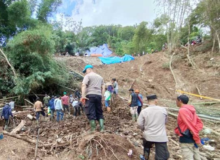 Pencarian Korban Longsor Cipadung Terus Dilakukan Pencarian Korban Longsor Cipadung Terus Dilakukan