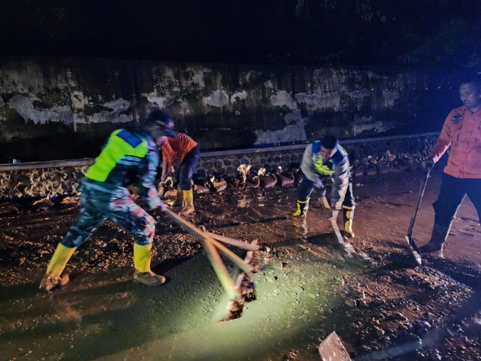 Jalan Nasional Majalengka-Kuningan Kembali Longsor Jalan Nasional Majalengka-Kuningan Kembali Longsor