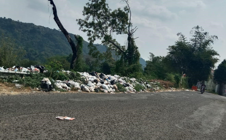 Bantaran Sungai Cijuray Jadi Tempat Pembuangan Sampah Bantaran Sungai Cijuray Jadi Tempat Pembuangan Sampah
