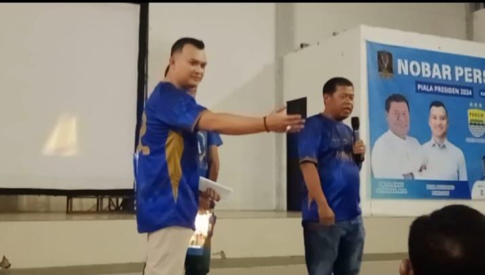 Dena Nobar Pertandingan Persib vs Persis Solo Bersama Warga
