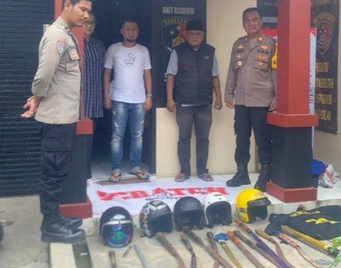 Belasan Clurit Diamankan Dari Markas Geng Motor Belasan Clurit Diamankan Dari Markas Geng Motor