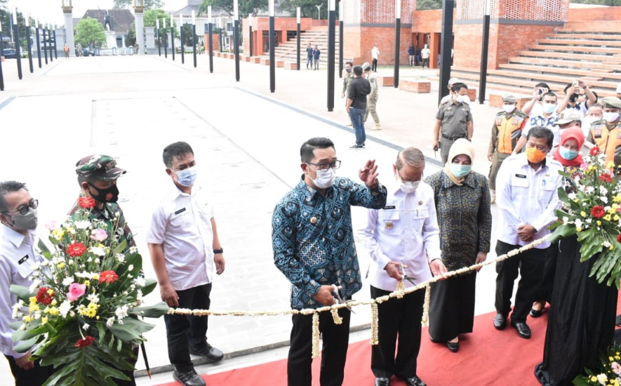 KPK Geledah Rumah Ridwan Kamil KPK Geledah Rumah Ridwan Kamil
