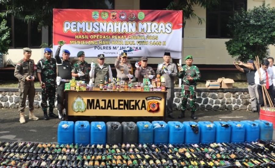 Ribuan Botol Miras Dimusnahkan Jelang Idul Fitri 1446 H Ribuan Botol Miras Dimusnahkan Jelang Idul Fitri 1446 H