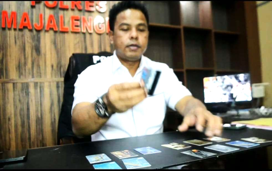 Komplotan Pencuri Bermodus Ganjal ATM Diringkus Komplotan Pencuri Bermodus Ganjal ATM Diringkus
