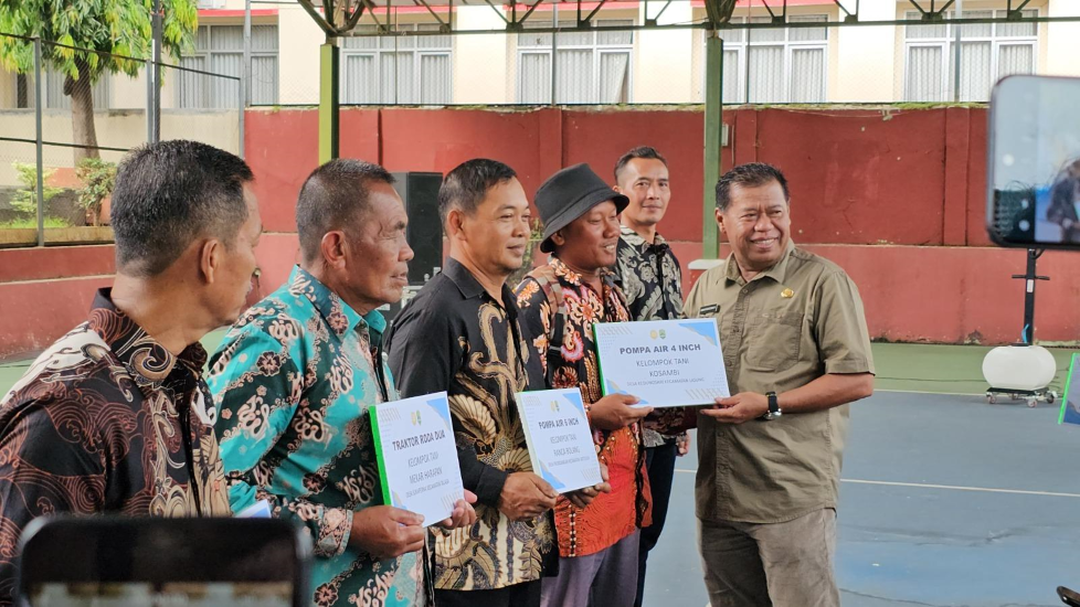 Bupati Majalengka Serahkan Bantuan Alsintan Bupati Majalengka Serahkan Bantuan Alsintan
