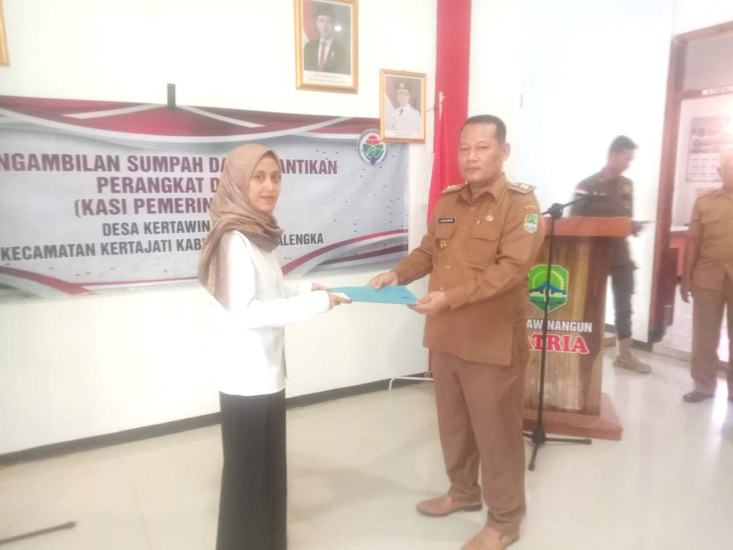 Kepala Desa Kertawinangun Melantik Kasi Pemerintahan Kepala Desa Kertawinangun Melantik Kasi Pemerintahan
