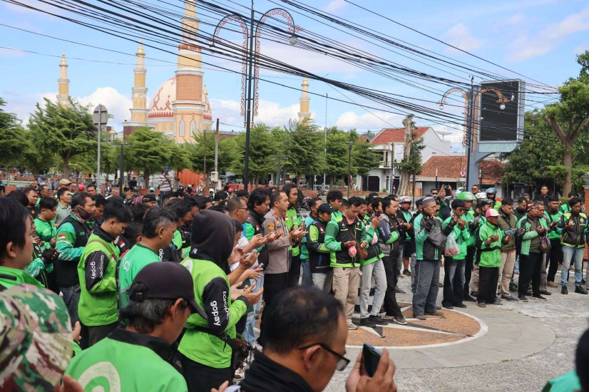 Driver Ojol Majalengka Gelar Aksi Keprihatinan dan Tabur Bunga Driver Ojol Majalengka Gelar Aksi Keprihatinan dan Tabur Bunga