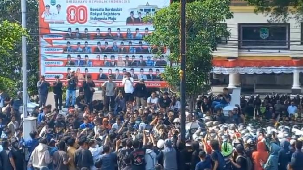 Demontrasi Depan Kantor DPRD Majalengka Terkendali Demontrasi Depan Kantor DPRD Majalengka Terkendali