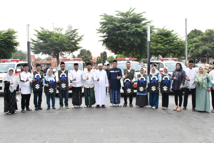 Tingkatkan Pelayanan Kesehatan Bupati Serahkan Tujuh Ambulans