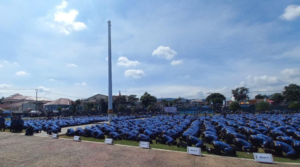 Ribuan PPPK Paruh Waktu Majalengka Sujud Syukur Massal