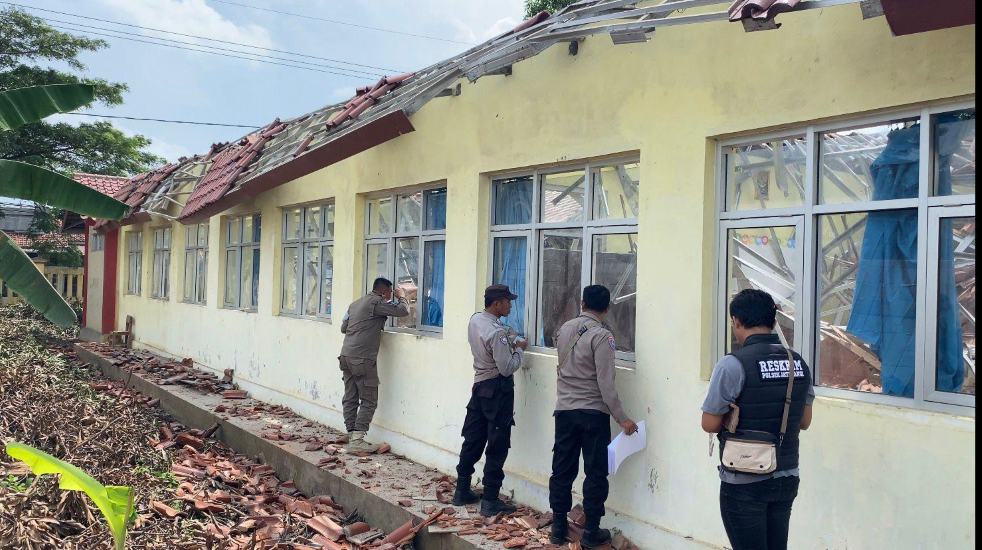 Atap Tiga Ruang Kelas SDN Andir 2 Jatiwangi Ambruk